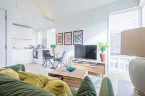 Luxurious City Centre Apartment with Balcony
